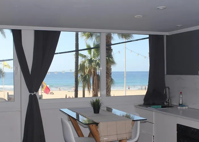 Apartamento frente al mar, moderno con aire acondicionado, parking y free Wi-Fi